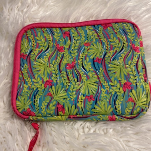 Lilly Pulitzer Make up bag size long 10” wide 8” no rips smell see pictures - Picture 6 of 11